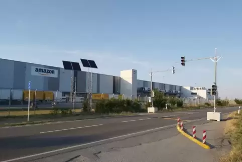 Der vom LBM provisorisch eingerichtete Weg führt über einen befestigten Feldweg und dann mit einer Bedarfsampel direkt zu Amazon