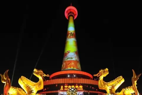 Leuchtturm des Wachstums und des technischen Fortschritts: Lichtershow am Pekinger Fernsehturm zum runden Geburtstag der Volksre