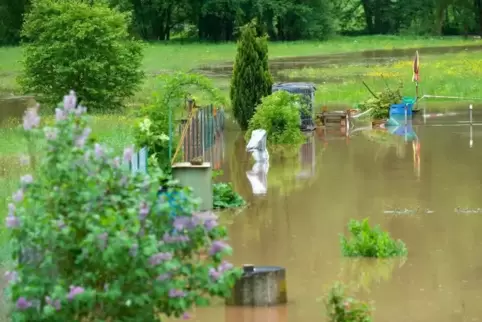 Überschwemmte Gärten wie auf unserem Symbolbild sind auch in Weselberg keine Seltenheit mehr.