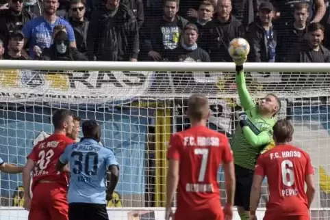 Raus aus der Gefahrenzone: Waldhofs Torwart Timo Königsmann faustet den Ball weg.