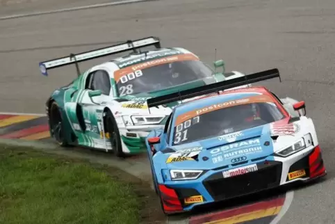 Patric Niederhauser und Kelvin van der Linde liegen in ihrem Audi R8 LMS an der Spitze.