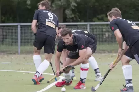 Eckenarbeit: Richard Neu (Mitte) stoppt den Ball für Jens Paul (rechts). Im Hintergrund Lasse Nehrdich (Nummer 9). Zwar viel dan