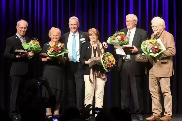 Auszeichnung f&uuml;r verdiente B&uuml;rger: Landrat Rainer Guth (Dritter von links) verlieh die Kreisehrenmedaille an Manfred Sch&auml;fer, In