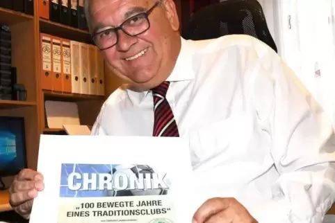 Gerhard Laubersheimer mit dem Vordruck der Chronik.