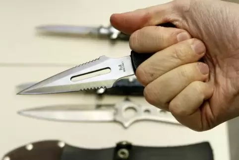 Von der Polizei beschlagnahmte Stichwaffen.