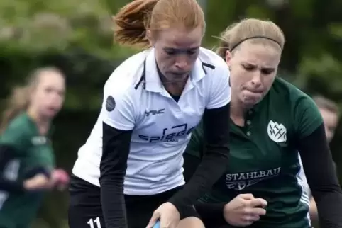 „Wir müssen mehr Tore schießen“, sagte Katja Happersberger (links, hier in einem früheren Spiel), die erneut die Kapitänsbinde b