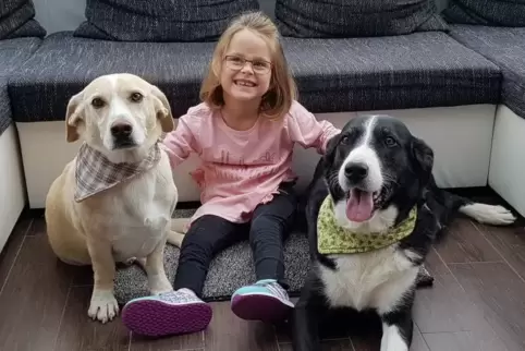 „Mit Hunden geht es mir besser“, sagt Anna-Sophie – hier mit den Therapiehunden Gonzo (links) und Luzie, die regelmäßig mit eine