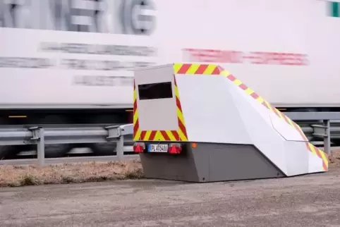 „Poliscan speed“-Geräte stecken zum Beispiel in den berüchtigten Blitzer-Anhängern der rheinland-pfälzischen Polizei. Im Saarlan