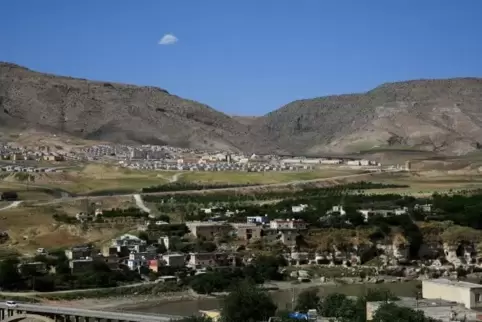 Blick auf Hasankeyf: Die antike Siedlung wird in den Fluten untergehen, die Einwohner finden in einer Neubausiedlung (im Hinterg