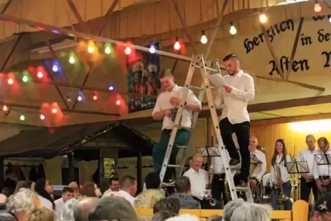 Tim Schanné und sein Mundschenk Frederic Späth auf der Leiter: Wegen des Wetters wurde die Kerwerede drinnen gehalten.