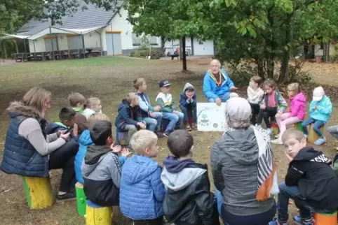 In der Runde mit Pfadfinder Bertold Müller (hinten) haben die Kinder ihren Spaß.