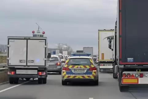 Bilden die Autofahrer im Stau eine Rettungsgasse? Auch das kontrolliert die Autobahnpolizei – hier bei einer Aktion im November 