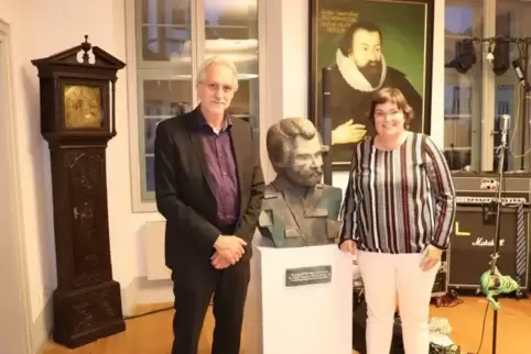 Stefan Engel hat im Beisein von Stadtbürgermeisterin Isabel Steinhauer-Theis die von ihm geschaffene Büste von Pierre Larousse i