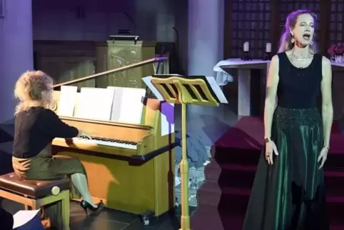 Zwischen den klassischen Stücken präsentierten Mezzosopranistin Julia Oesch (rechts) und Pianistin Lena Wüst (links) auch Jazz- 