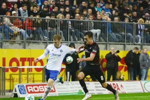 Knapp 9000 Zuschauer verfolgten im Vorjahr das Pokalderby auf der Pirmasenser Husterhöhe. Hier eine Szene mit FKP-Außenverteidig