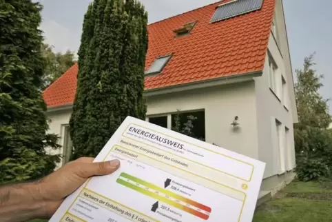 Seit 2009 müssen Vermieter und Verkäufer einen Gebäudeenergieausweis vorlegen. Der ist zehn Jahre gültig – viele laufen dieses J