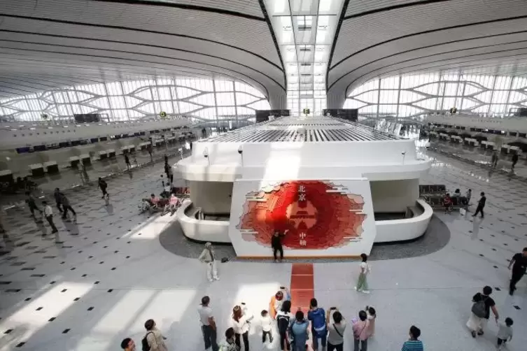 Der nach Gebäudefläche größte Flughafen der Welt in Peking -Daxing soll zunächst rund 45 Millionen Passagiere im Jahr transporti