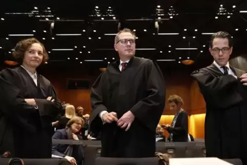 Nun schlägt die Stunde der Anwälte: Martina de Lind van Wijngaarden, Patrick Schroeder and Konstantin Kohlmann der Kanzlei Fresh