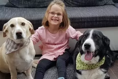 „Mit Hunden geht es mir besser“, sagt Anna-Sophie – hier mit den Therapiehunden Gonzo (links) und Luzie, die regelmäßig mit eine