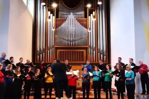 Bezirkskantor Maurice Croissant führte das Pfälzische Vokalensemble durch das Konzert in der Johanneskirche.