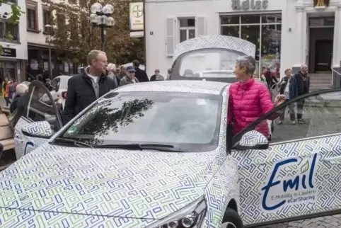 Kaiserslauterns Bürgermeisterin Beate Kimmel (rechts) und SWK-Vorstandsmitglied Richard Mastenbroek bei der „Emil“-Projektvorste