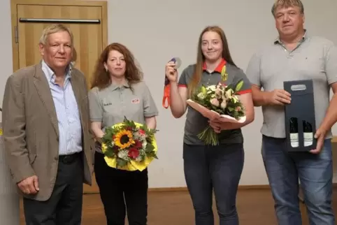 Heimatverbunden und erfolgreich: Samantha Borutta (Zweite von rechts), mit Vater Peter (rechts) und Mutter Anette, die sie train
