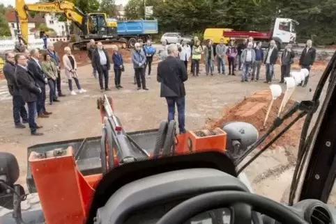 Los geht’s: Am Montag haben die Bauarbeiten am Busbahnhof in Ramstein offiziell mit dem Spatenstich begonnen.