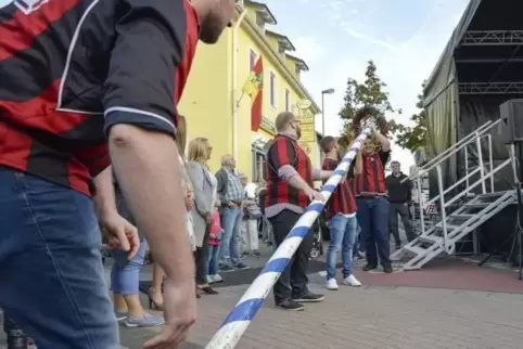 Gehört dazu: das Stellen des Kerwebaums.