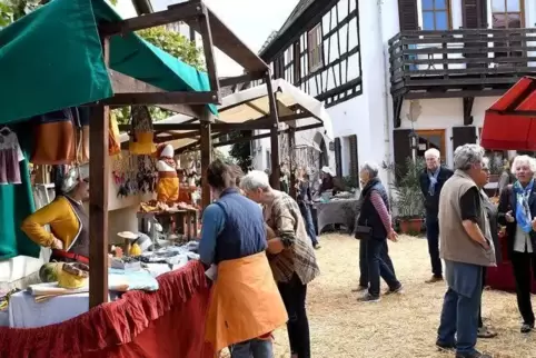 Strohbedeckt war die Mühlgasse beim Herbstmarkt.