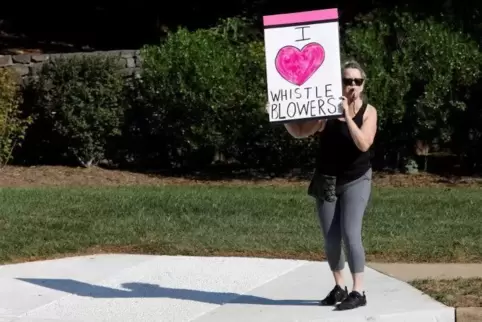 Eine einsame Demonstrantin bekundet Unterstützung für den Hinweisgeber am Rande von Trumps Golfplatz in Sterling.