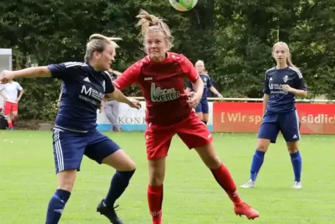 Lea Scherer (rechts) spielte im Fortuna-Mittelfeld und erzielte den Anschlusstreffer. Links Sabrina Meyer.