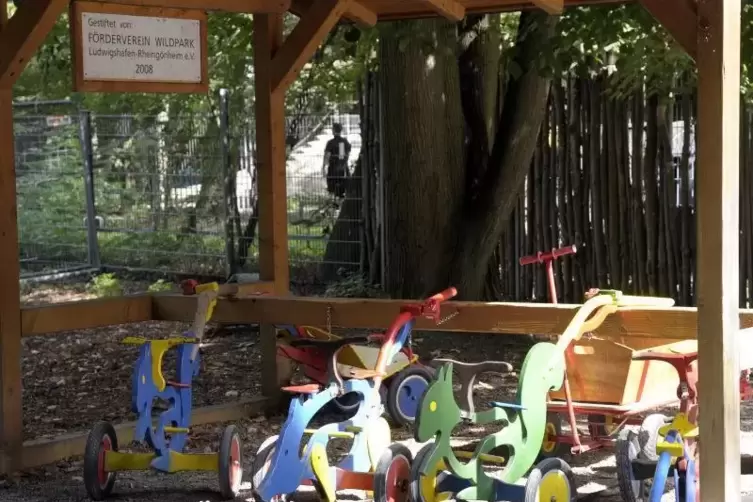 Bunte Tierchen am Eingang des Wildparks Rheing&ouml;nheim.
