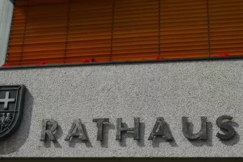 Noch ist am Verwaltungsgebäude in Hauenstein das Wappen der VG Hauenstein und der Schriftzug „Rathaus“ zu sehen. Nach einer Fusi