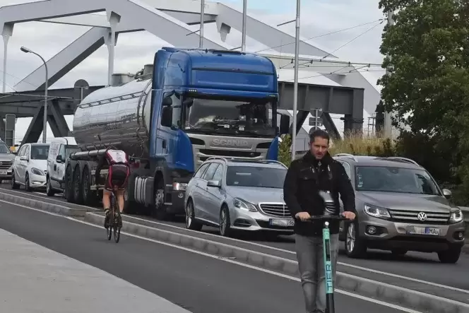 Trotz Sperrung kommen viele Pendler weiterhin mit dem Auto. Trotz Sperrung kommen viele Pendler weiterhin mit dem Auto.
