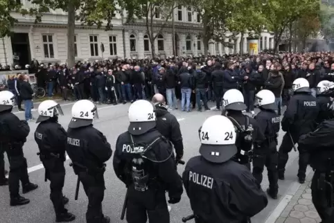 Rheinland-Pfalz und Bremen wollen eine Muster-Gebührenordnung für Polizeieinsätze bei Hochrisikospielen im Fußball erstellen.