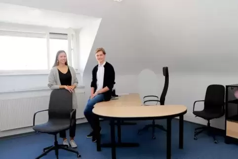Yasmin Betz und Jannis Wiora betreuen das Projekt „Room4Work“, das seit Juli in Landau besteht.