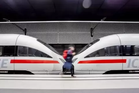 Die Fahrgäste des ICE 373 wurden mit Bussen zum Mannheimer Hauptbahnhof gebracht. 
