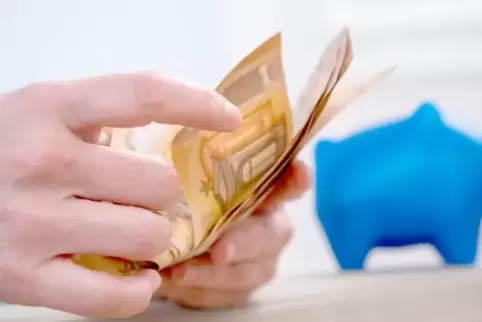 Wie viel Geld steht mir zu? Banken dürfen die Verzinsung für Sparverträge nicht einfach so ändern – dafür gibt es Regeln.