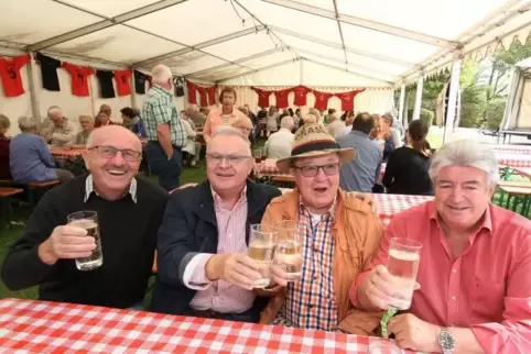 Fröhliche Stimmung beim Kerwe-Stammtisch am Montagmittag im vergangenen Jahr: Für mindestens eine Anwohnerin bedeutet die Kerwe 