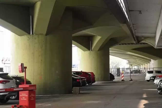 Jede der 27 Stützen, von denen die Fahrbahn getragen wird, muss aufwendig untersucht werden. Denn keine gleicht der anderen.