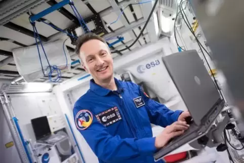 Matthias Maurer in einem Modell der Raumstation ISS.