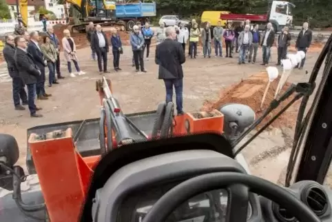 Los geht’s: Am Montag haben die Bauarbeiten am Busbahnhof in Ramstein offiziell mit dem Spatenstich begonnen.