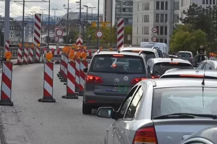 Die Hochstraße Süd bleibt gesperrt – die Verkehr von der Rheinbrücke wird durch die Innenstadt umgeleitet.