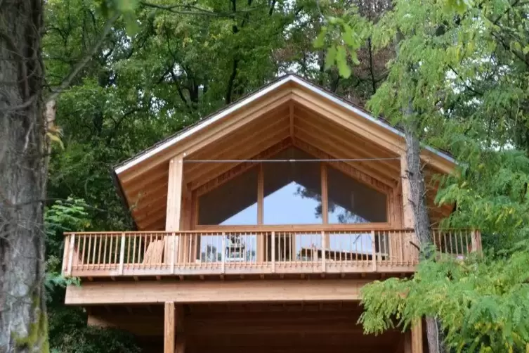 Alles aus Holz: Gäste können im Baumhaus im Kuckucksweg nächtigen.