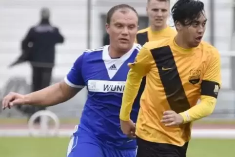 Der Spielertrainer des TuS Gries, Roman Stiller (blaues Trikot) gegen Spesbachs Carl-Rey Peters.