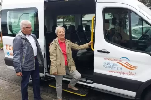 Gertrud Holzhäuser ist der erste Gast im Dannstadt-Schauernheimer Bürgerbus. Fahrer Peter Hauffe freut sich vor allem auf die Ge