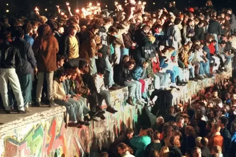 Diese Bilder gingen im November 1989 um die Welt: Die Mauer ist offen, die Menschen feiern in Berlin.