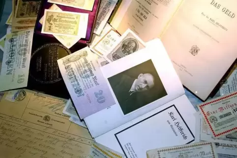 In einer Vitrine im Stadtmuseum vereint: Helfferichs Standardwerk „Das Geld“, Notgeldscheine und die Helfferich-Gedächtniskarte.