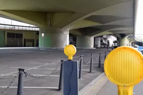 Auch unterhalb der Trasse abgesperrt: die marode Hochstraße Süd in Ludwigshafen.