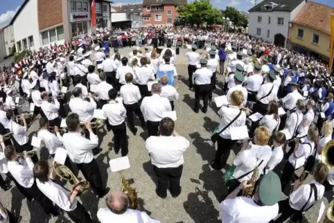 Beim VT-Musikzug-Jubiläum Schauplatz eines Großkonzerts: der Marktplatz in Contwig. Dessen weiterer Ausbau steht im Zuge der Dor